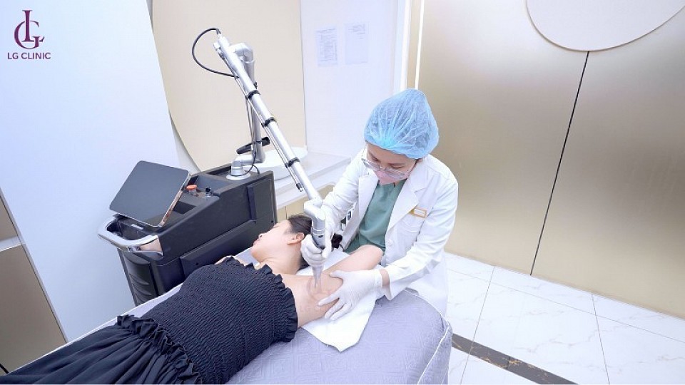 nách thâm đen làm sao hết